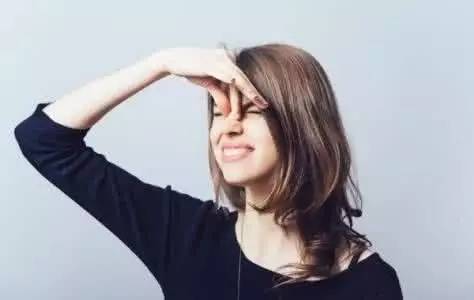 what！？“香”艷的美女成了辦公室污染源，甲醛治理非常必要！