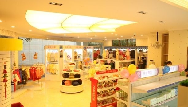 剛開業(yè)四個(gè)月的小店關(guān)門歇業(yè)，原因有兩點(diǎn)：一是甲醛超標(biāo)了5倍多，二是老板娘因此流產(chǎn)了……