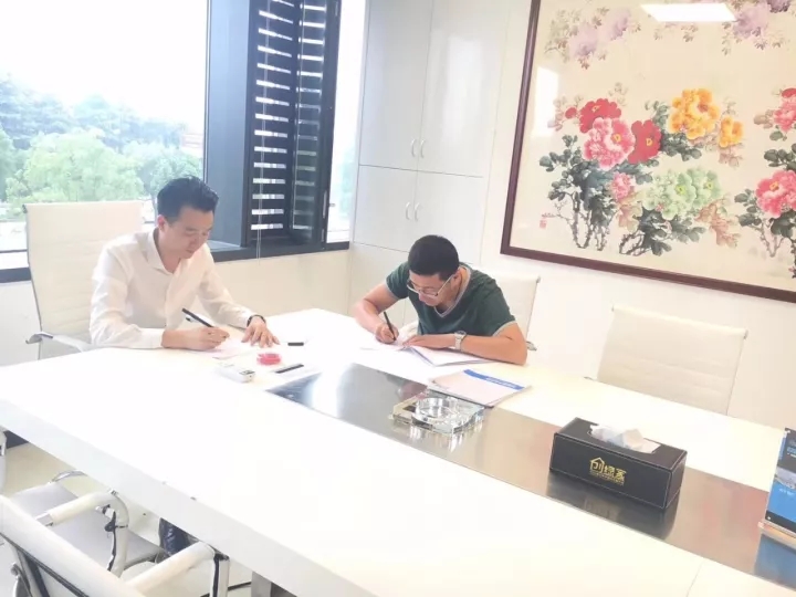 熱烈祝賀劉總簽約創(chuàng)綠家麗水市區(qū)級(jí)代理！