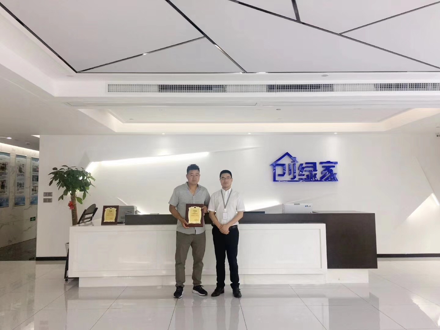 熱烈祝賀何總簽約創(chuàng)綠家信陽市縣級代理！