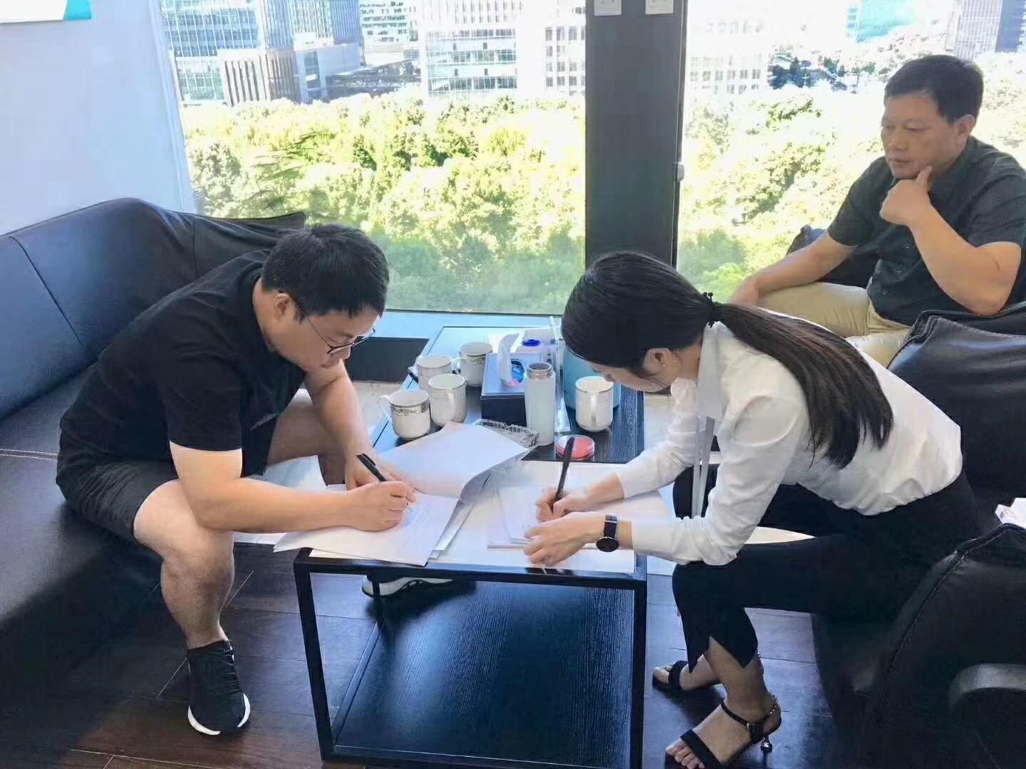 熱烈祝賀王總一家簽約創(chuàng)綠家江蘇省縣級市代理！