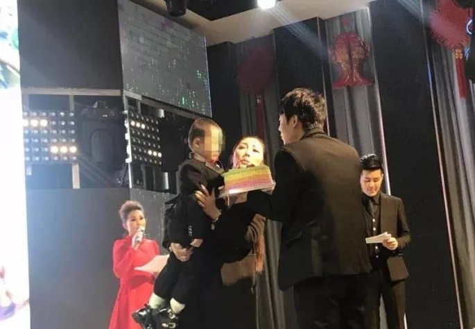 4歲男孩和媽媽辦“婚禮”，真相令人淚崩！