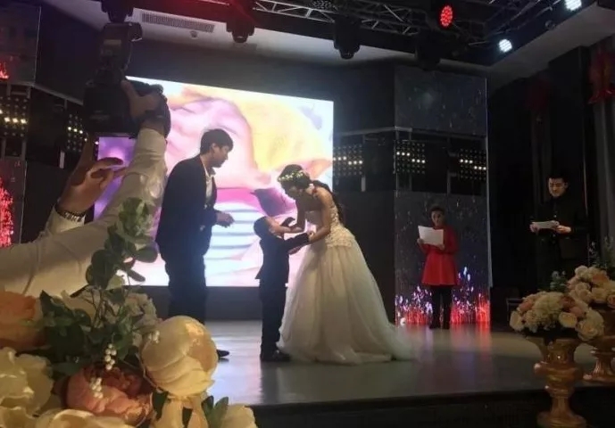 4歲男孩和媽媽辦“婚禮”，真相令人淚崩！