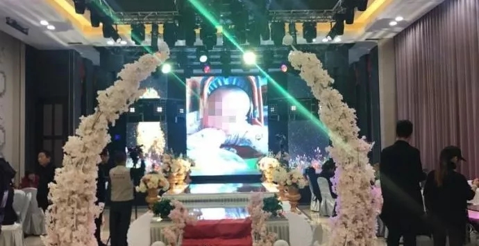4歲男孩和媽媽辦“婚禮”，真相令人淚崩！