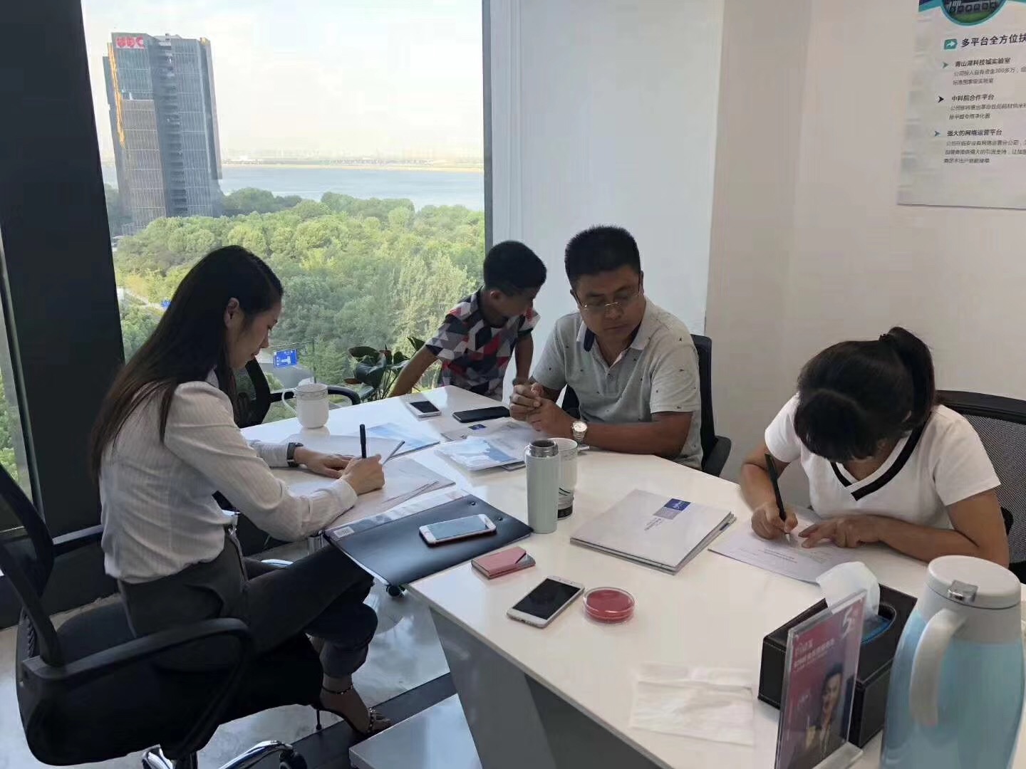 熱烈祝賀李總、關總簽約創(chuàng)綠家西安市區(qū)級代理！