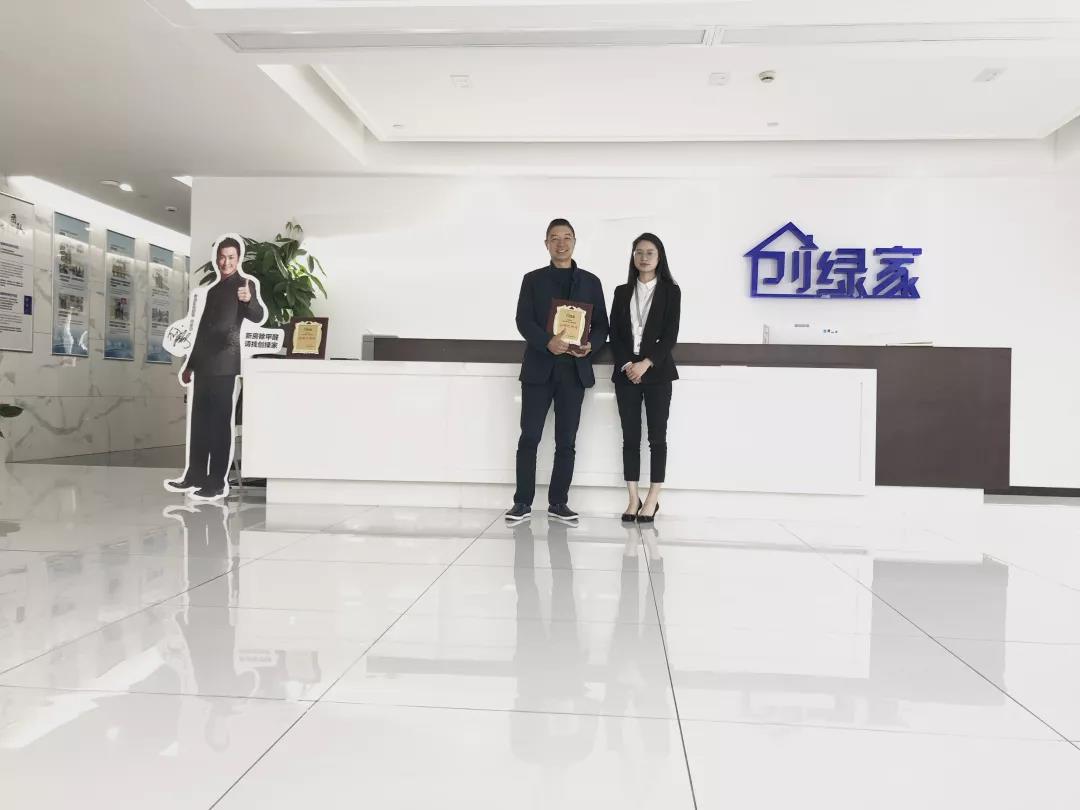 熱烈祝賀張總簽約創(chuàng)綠家成都市區(qū)級代理！