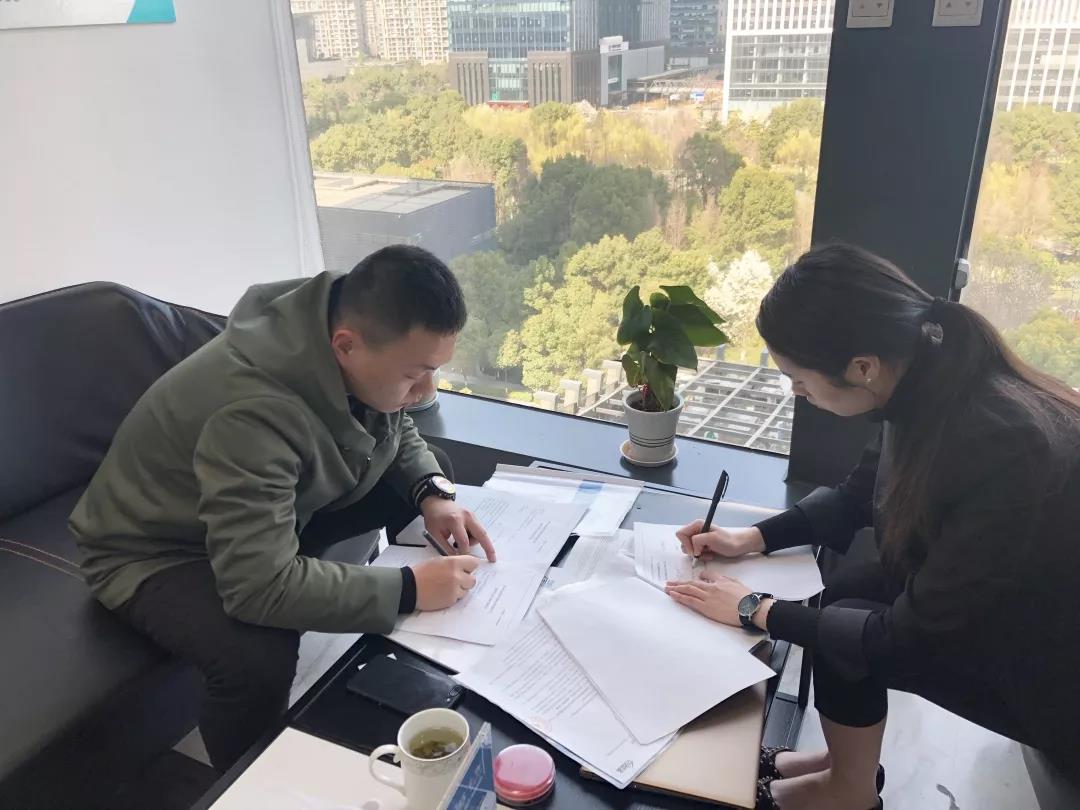 彭總之前是在國企上班，現(xiàn)在選擇自己創(chuàng)業(yè)，自己做過多方面的了解，千里迢迢來考察，注重公司實力、扶持力度和產(chǎn)品效果，對這個行業(yè)也是非常有信心，在我們除醛技術(shù)交流峰會現(xiàn)場果斷簽約！