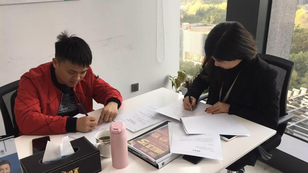 熱烈祝賀鄧總、郭總簽約創(chuàng)綠家江西省某市縣級代理！
