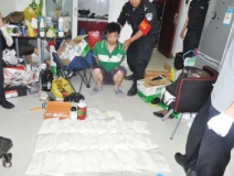 廚房水管破裂傳出刺鼻性氣味，原以為是鄰居家裝修后除甲醛沒到位，沒想到是“絕命毒師”