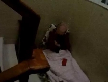 為了幫兒子收快遞，南京老夫妻被迫睡樓道