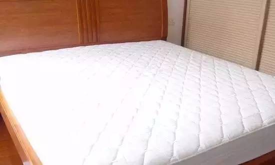南京美女睡了10年的床墊，掀開(kāi)后把全家人都嚇傻了……