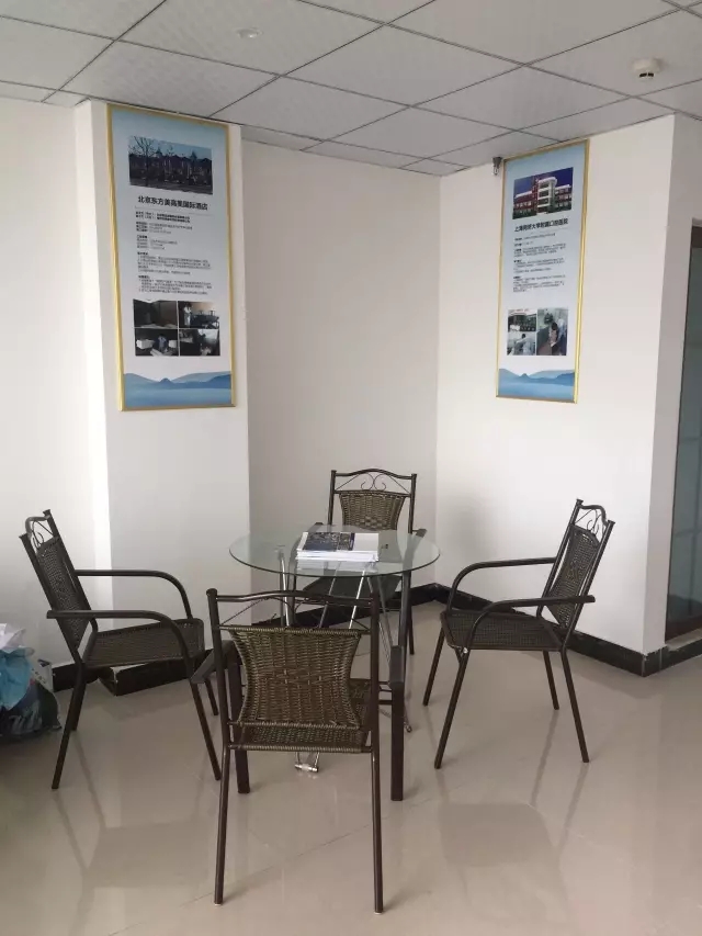 歷經(jīng)近兩個月的店面籌備工作，創(chuàng)綠家空氣治理惠州服務(wù)中心正式落成，室內(nèi)裝修污染危害社會，室內(nèi)空氣治理迫在眉睫。創(chuàng)綠家惠州服務(wù)中心將竭誠為您服務(wù)！ 溫總、朱總與公司合照 創(chuàng)綠家空氣治理惠州服務(wù)中心門面 店內(nèi)展示： 祝溫總、朱總開業(yè)生意興隆、財源廣進！